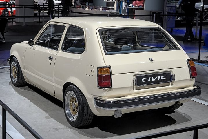 Um dos seus maiores sucessos foi o Honda Civic, lançado em 1972, que se tornou um símbolo de economia de combustível e durabilidade, especialmente durante a crise do petróleo nos anos 1970.