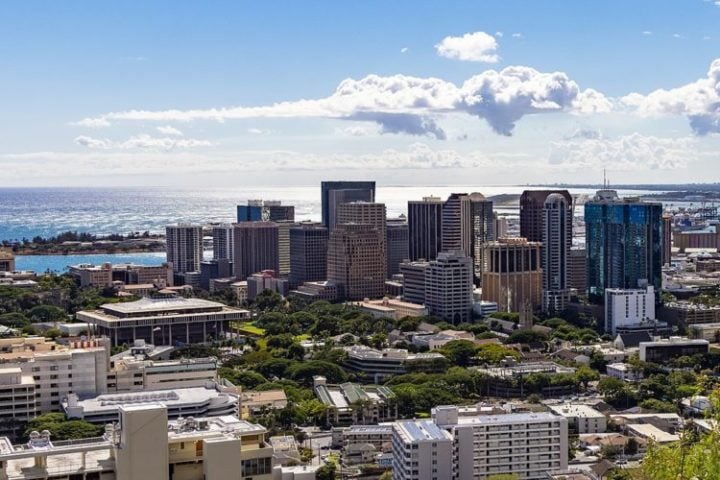 O Havaí é composto por oito ilhas principais: Oahu, Maui, Kauai, Molokai, Lanai, Niihau, Kauai e Kahoolawe. Oahu é a maior e mais populosa ilha, e abriga a capital do estado, Honolulu (foto).