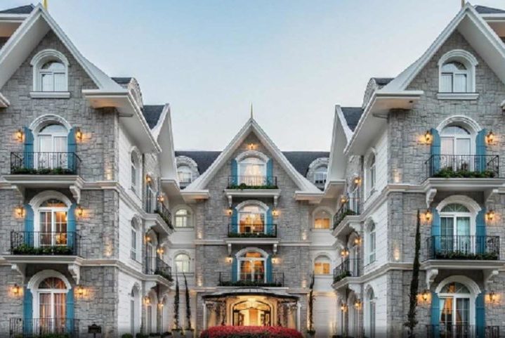 No Brasil, o setor de hotelaria de luxo pode alcançar patamares impressionantes — com diárias que superam os R$ 35 mil. A seguir, veja uma lista dos 5 hotéis com as diárias mais caras do país!