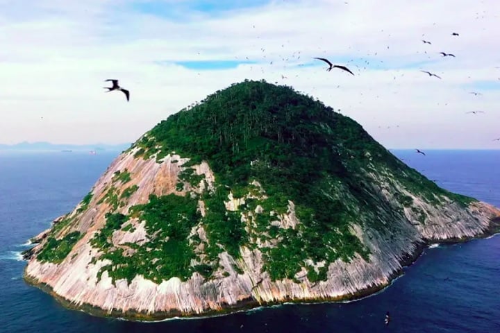 A Ilha Redonda, a mais conhecida do arquipélago, chama atenção por seu formato.