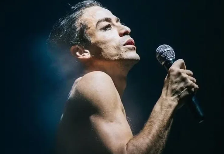 No longa-metragem, o ator Jesuíta Barbosa interpreta Ney Matogrosso. Ele emagreceu 12 quilos e fez aulas de dança para encarnar o cantor, conhecido pelo vigor que exibe nos palcos.
