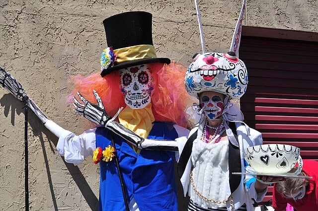 Na comemoração do Dia dos mortos, são feitas diversas homenagens, como os altares, as caveiras de açúcar, os esqueletos com roupas e adereços, as flores decorativas e a famosa La Catrina (A caveira de Catrina)