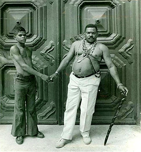 Outro capoeirista lendário no Brasil foi Mestre Caiçara. Nascido em Cachoeira de São Félix (BA), em 1924, ele era filho de uma ialorixá e desde pequeno se acostumou aos ritos africanos. Aprendeu capoeira aos 14 anos com Mestre Aberrê. Morreu em 1997, aos 73 anos. 