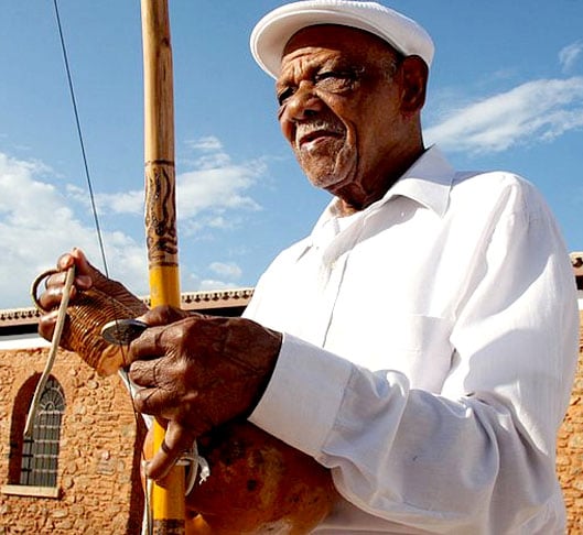 João Grande teve grandes professores, como Mestre Pastinha e Mestre João Pequeno (foto). Nascido em Araci (BA), João aprendeu capoeira aos 15 anos ao trabalhar com um capoeirista numa plantação de cana-de-açúcar. Fez história na modalidade. Morreu em 2011, aos 93 anos.  