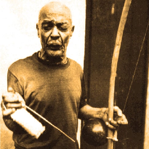 Nascido em Salvador (BA), Vicente Ferreira Pastinha era menino e apanhava de um garoto quando um velho o ensinou a se defender com a capoeira. Ele se tornou especialista.  Pastinha morreu em 1981, aos 92 anos.  