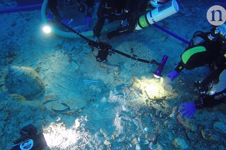 O navio, provavelmente romano, também carregava estátuas de bronze, cerâmicas, moedas e vidros luxuosos.