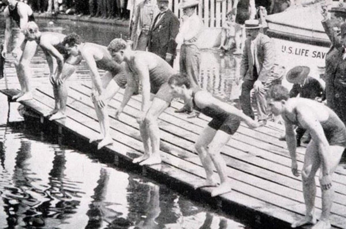 Natação com obstáculos - Outra modalidade insólita que foi disputada nas águas de Paris, em 1900. Os atletas precisavam nadar e passar por três barreiras formadas por barcos. 