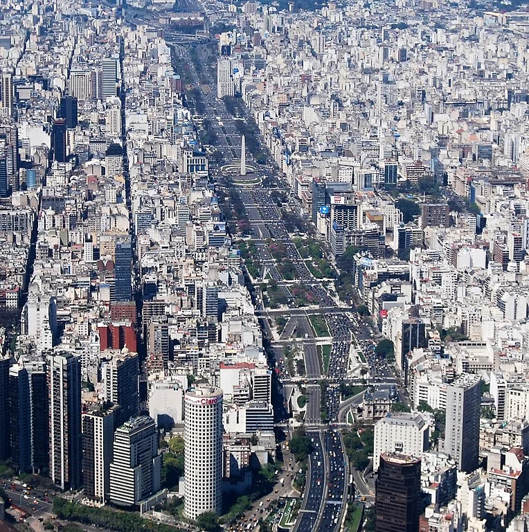 Em Buenos Aires está a Avenida 9 de Julho, considerada a mais larga do mundo (140 metros de largura). Inaugurada em 1937, ela foi projetada pelo arquiteto francês Carlos Thays. 

