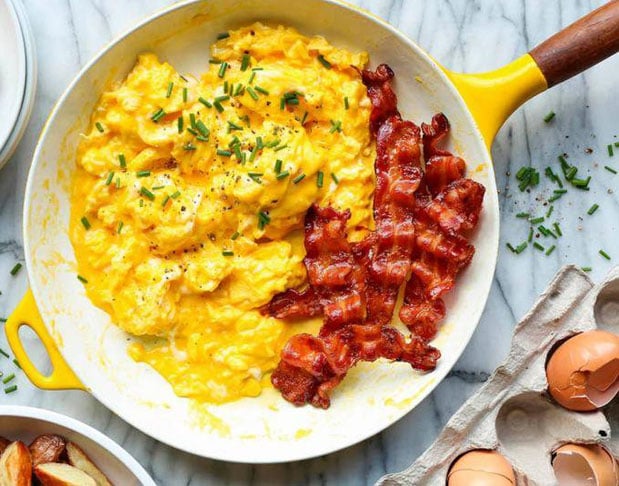 Em alguns países como nos Estados Unidos, os ovos são bastante consumidos na primeira refeição do dia junto com bacon.