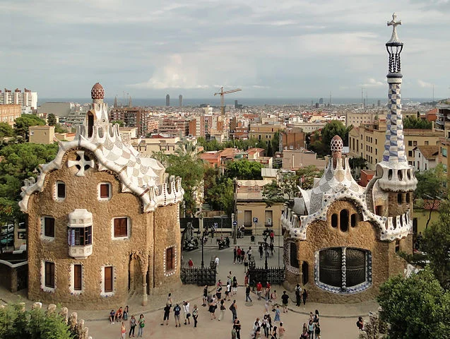 11º - Park Güell (Barcelona, Espanha) - É um grande parque urbano com elementos arquitetônicos, situado no distrito de Gràcia, na cidade de Barcelona, na vertente virada para o mar Mediterrâneo do Monte Carmelo, não muito longe do Tibidabo.