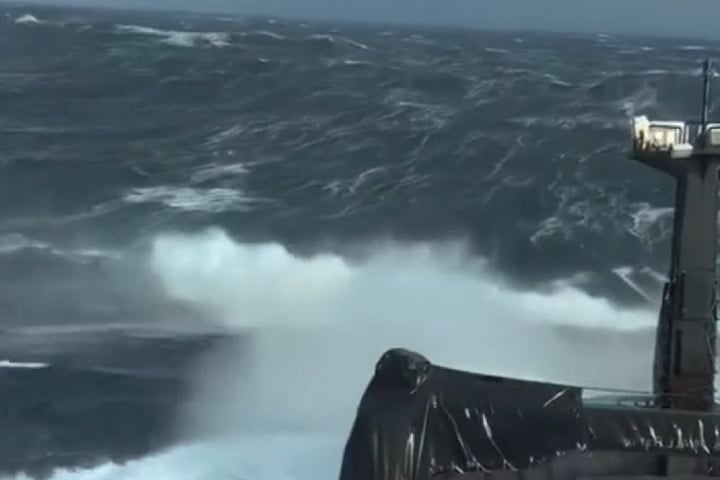 Esse fenômeno ocorre porque não há terra firme para amortecer as tempestades, permitindo que os ventos ganhem força ao redor do planeta.