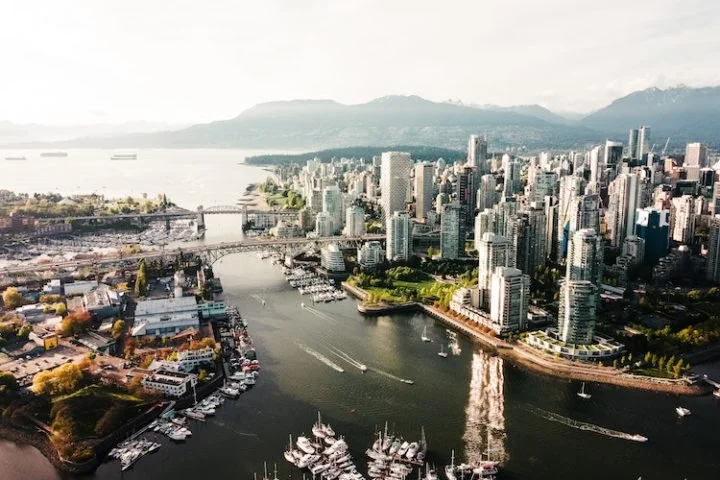 Vancouver é um importante centro econômico e um hub de indústrias como tecnologia, cinema e turismo. A cidade é famosa por oferecer diversas oportunidades de emprego e é ótima para quem quer empreender.