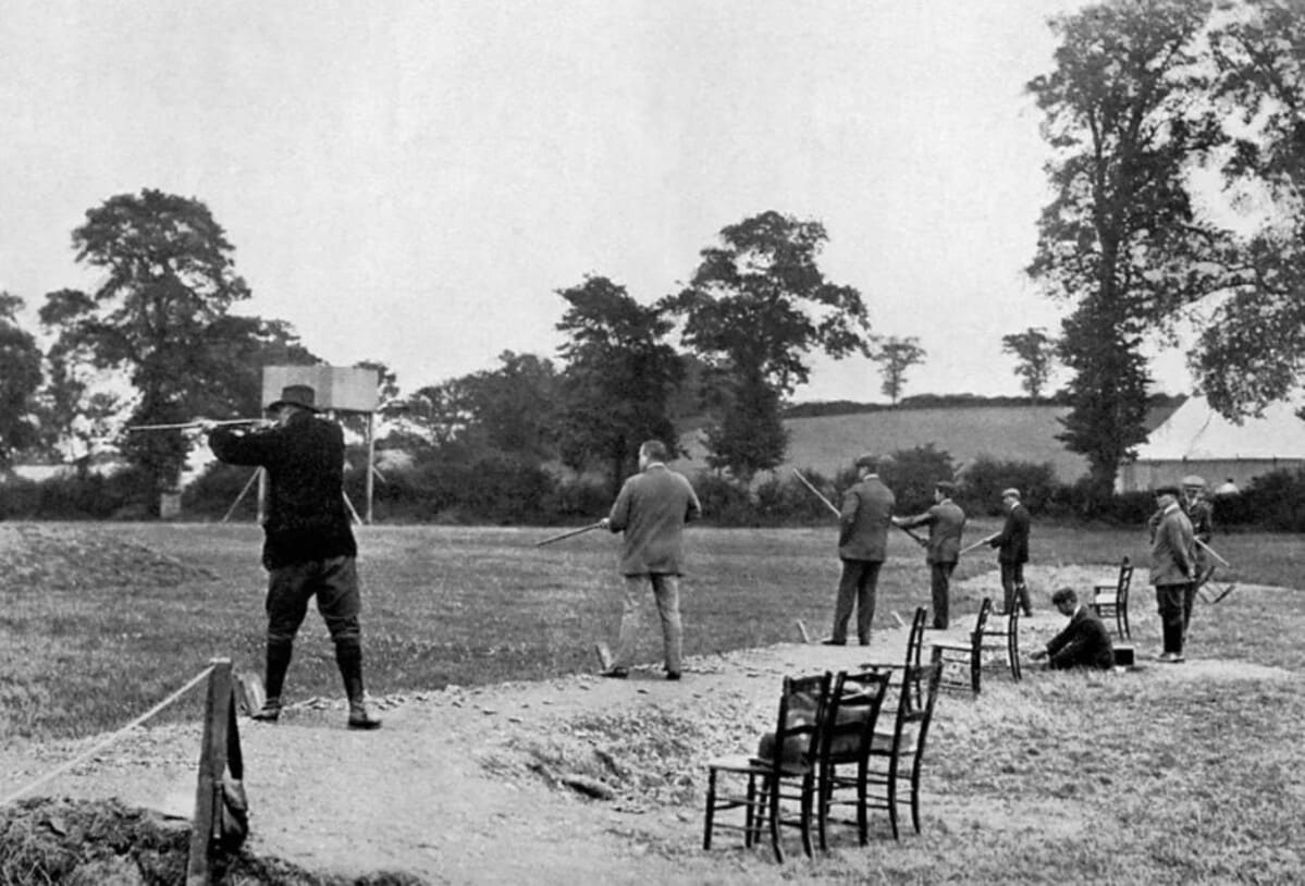 Tiro ao pombo - Modalidade em que os competidores precisavam abater aves foi disputada nos Jogos de Paris-1900 com quatro participantes (51 inscritos desistiram diante das críticas pela mortandade de animais). 