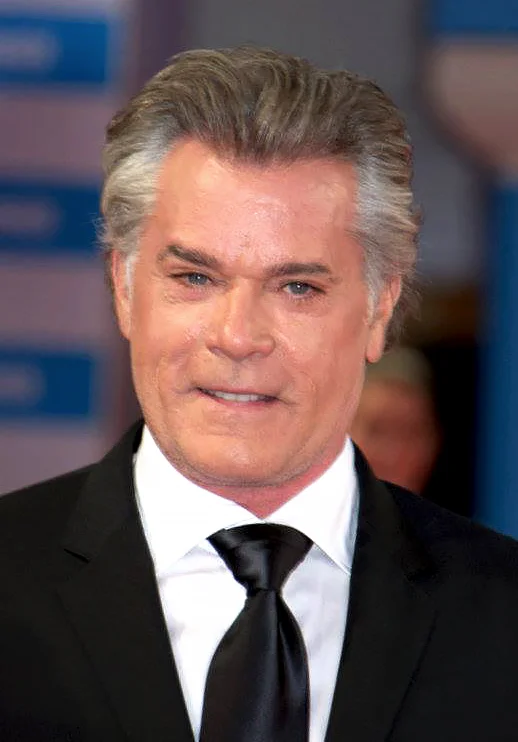 No dia 18 de dezembro de 2024, o ator Ray Liotta teria feito 69 anos. Nascido em Nova Jersey, nos EUA, ele teve sólida carreira e morreu, aos 67 anos, em Santo Domingo, na República Dominicana. 