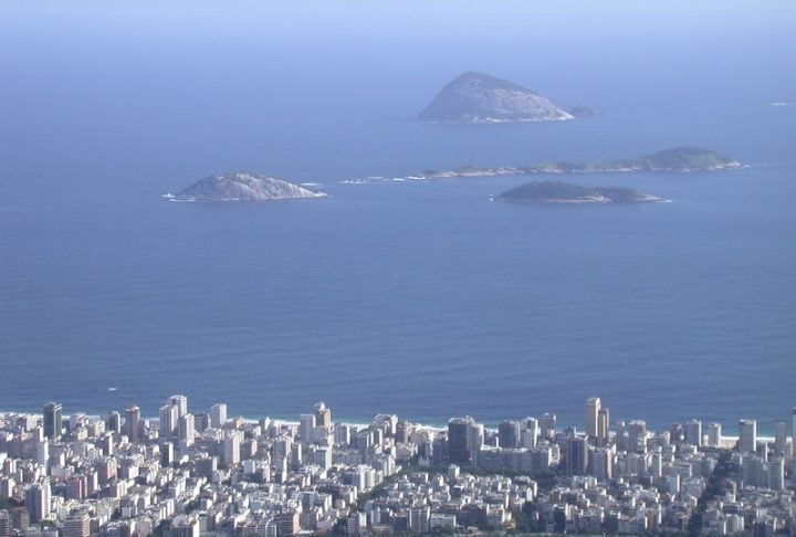 Visível da orla de Ipanema, o arquipélago tem como objetivo proteger remanescentes da Mata Atlântica insular, espécies marinhas e aves nativas.