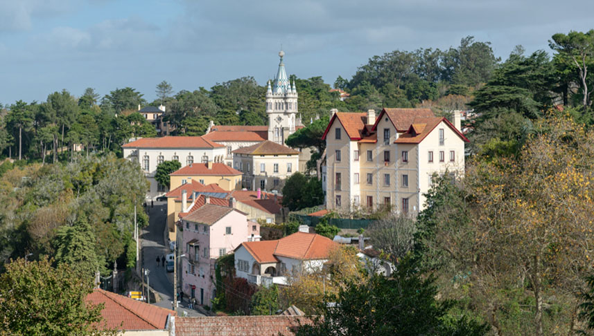 Sintra (Portugal) - A paisagem cultural da romântica vila portuguesa, a 70 km da capital Lisboa, é valorizada pela preservação de palacetes, bosques, capelas e hortos, num conjunto histórico que inclui pérolas como o Castelo dos Mouros, o Palácio da Pena e a Quinta da Regaleira. 