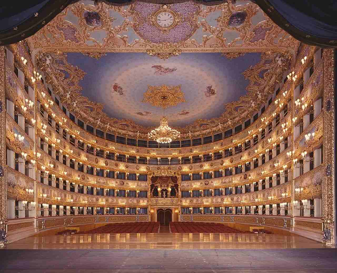 Teatro La Fenice (1792): Um dos teatros de ópera mais renomados do mundo, conhecido por estreias de compositores como Verdi e Rossini. Foi reconstruído após um incêndio devastador em 1996