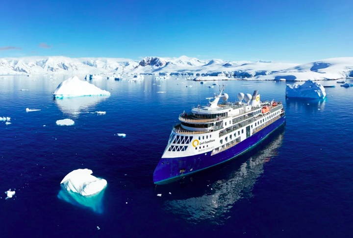 A blogueira de viagens Lesley Anne Murphy compartilhou um vídeo do momento a bordo do navio Ocean Explorer, da Quark Expeditions.