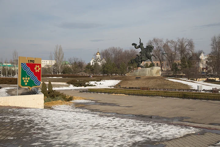 A ânsia por independência é tão grande que seus líderes criaram moeda e exército próprios. Tem 470 mil habitantes em 4.163 lm². Capital: Tiraspol. 