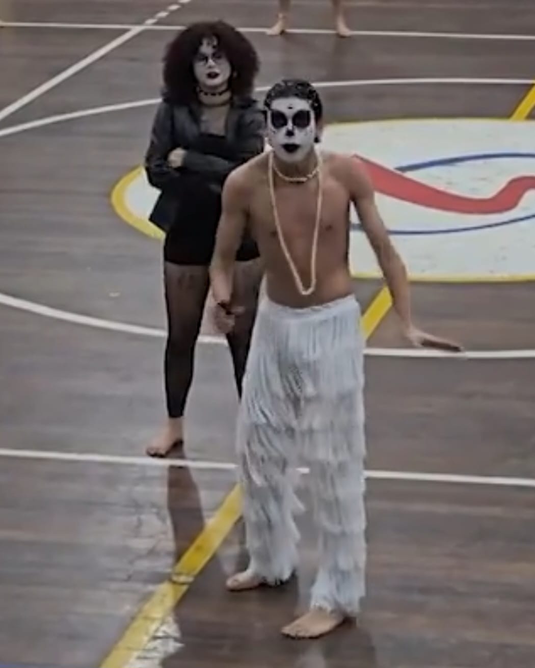 O estudante Yago Savalla, de 16 anos, viralizou nas redes sociais ao imitar Ney Matogrosso numa apresentação. Sua performance teve mais de 4 milhões de visualizações no Tik Tok. 