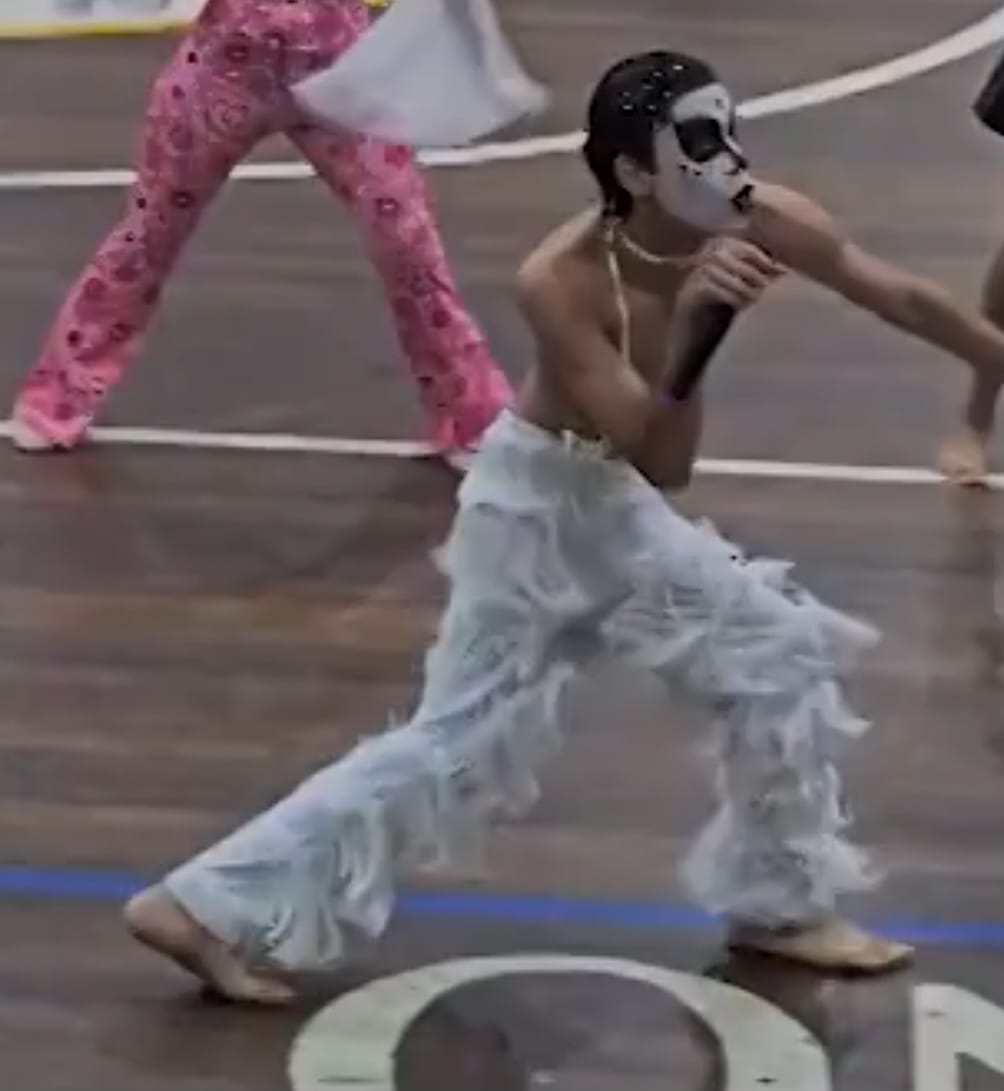 Segundo o G1, a presidente da escola, Cátia Drummond, entrou em contato com a mãe do rapaz, que autorizou a participação dele no desfile. Yago é maranhense, mas mora em Salvador. A mãe dele foi dançarina.