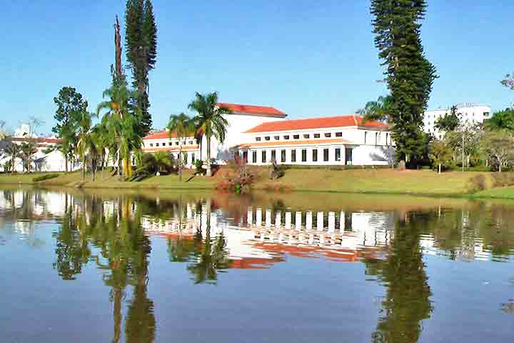 O Parque das Águas é a principal atração de São Lourenço, essencial para a história e o desenvolvimento da cidade. Suas fontes de água mineral, descobertas no século XIX, tornaram-se conhecidas pelos benefícios terapêuticos, levando à criação da Cia. das Águas Minerais e ao crescimento da região. 