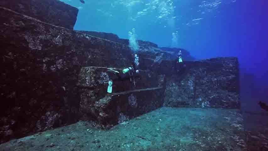 Uma misteriosa estrutura de pedra submersa, localizada perto das Ilhas Ryukyu, no Japão, intriga cientistas desde sua descoberta em 1986.