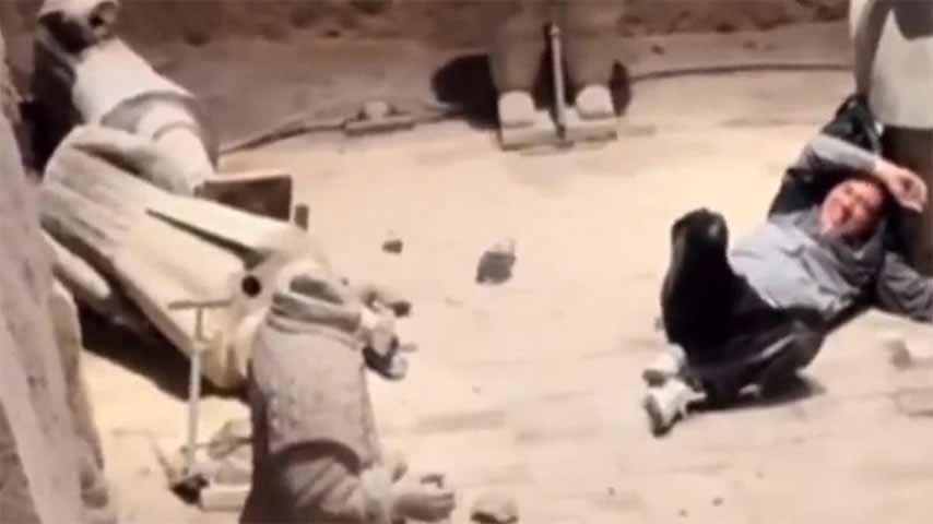 De acordo com o jornal inglês “The Guardian”, no dia 30/05 um turista que “sofre de doença mental” invadiu a área do museu onde ficam as esculturas de argila, na cidade chinesa de Xian. 
