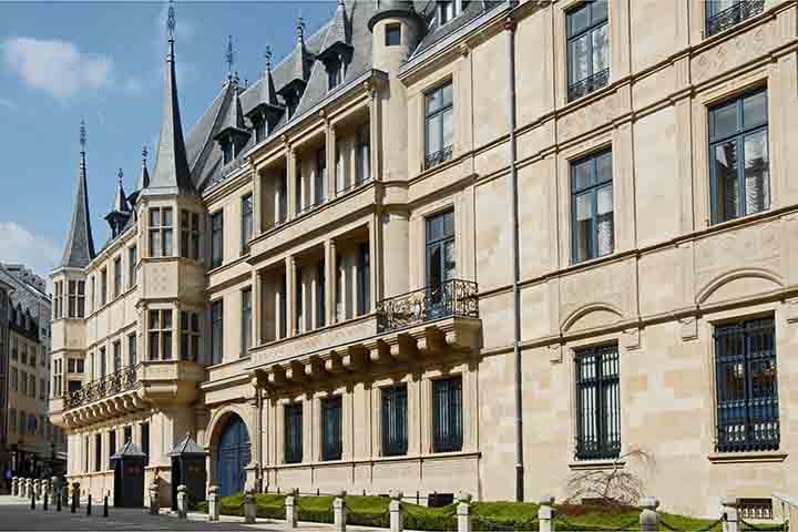 Palácio Grão-Ducal: É a residência oficial da família real luxemburguesa. Dá para visitar os jardins exuberantes ou participar de uma visita guiada ao interior do palácio (disponível em horários específicos).