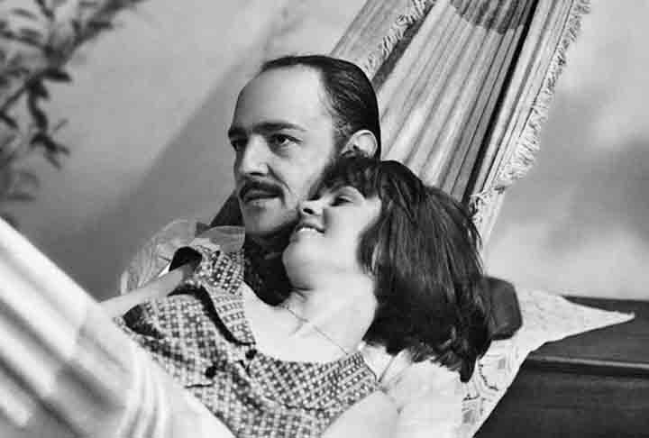 Quatro anos depois, marcou presença em outra minissérie da emissora, Rabo de Saia, como intérprete do caixeiro-viajante Quequé, que tinha três mulheres. Na novela Um Sonho a Mais, esbanjou versatilidade ao interpretar cinco personagens diferentes, entre eles uma mulher.