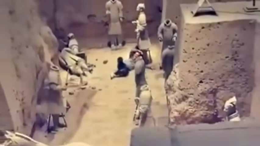 Segundo os relatos, o homem escalou a rede de proteção, pulou um poço de 5,4 metros de profundidade e “empurrou e puxou” dois guerreiros de argila. Em seguida, ele foi contido por agentes de segurança antes que pudesse causar mais danos ao patrimônio histórico.
