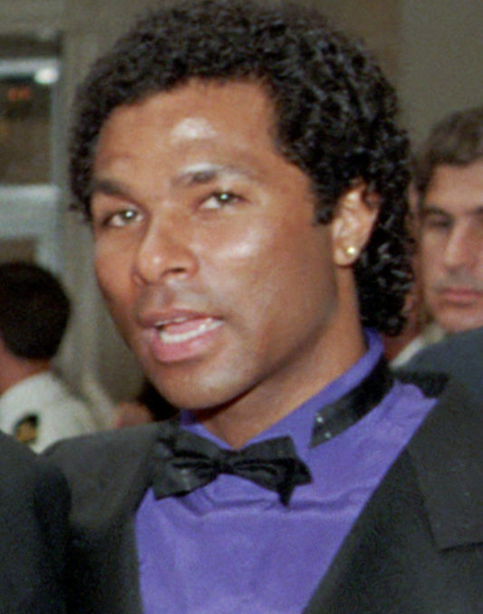 O termo foi criado acidentalmente pelo ator Philip Michael Thomas, em 1984, durante uma entrevista à Associated Press. À época, questionado sobre seus planos para o futuro, o ator, ao mencionar o desejo de vencer os quatro principais, usou a sigla “EGOT”. .Veja alguns artistas vivos ou mortos com esse título especial.