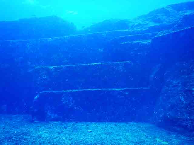 Teorias propõem que ele tenha mais de 10 mil anos, o que o tornaria mais antigo que as pirâmides do Egito e Stonehenge, desafiando a cronologia tradicional do desenvolvimento humano.