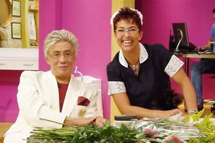 Nos primeiros anos da emissora, em 2003, a RedeTV! apostou no apresentador e costureiro Clodovil Hernandes para comandar o A Casa é Sua. O programa vespertino contava com a atriz Vida Vlatt, que vivia uma divertida doméstica, chamada de Ofrásia.
