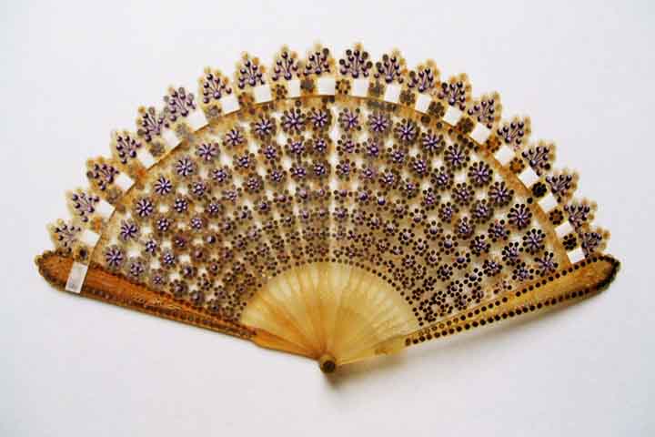 Ele chegou a ser usado até para afastar o povo do soberano quando este saía a passeio. Esse objeto era um sinal de poder e dignidade, sendo usado em bailes de máscaras no Japão e em cerimônias tradicionais. 