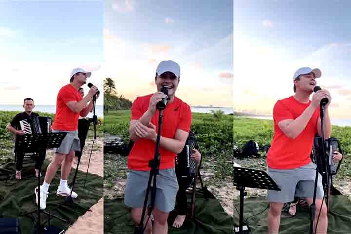 Então, ele teve a ideia de pedir ao músico que comandava a cerimônia intimista para dar o tom da música “O Nosso Santo Bateu”, sucesso da dupla com Kauan, e a interpretou de surpresa para o casal.
