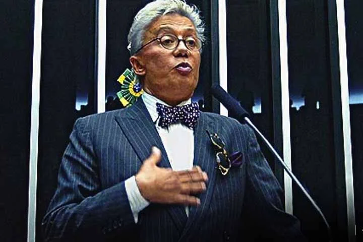 Com um estilo característico e sem papas na língua, o apresentador foi demitido dois anos depois, logo após fazer comentários polêmicos no ar. Um deles foi sobre Luísa Mell, então namorada do presidente da emissora, Amilcare Dallevo Júnior.