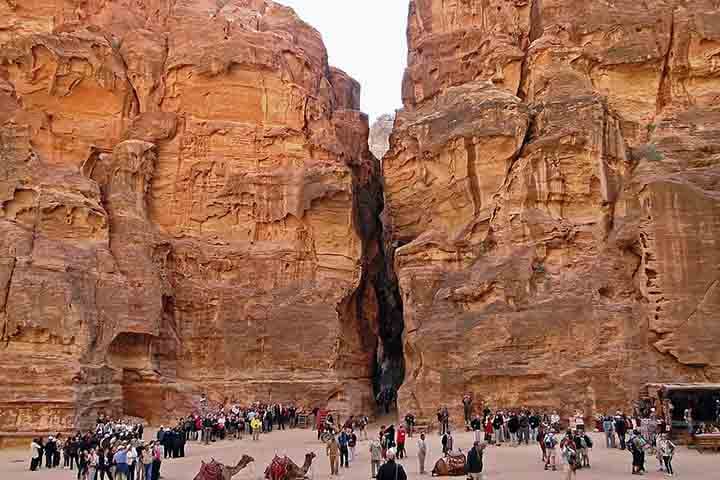 Caminhar pelo Siq é como viajar no tempo: cada curva do caminho revela detalhes arquitetônicos esculpidos nas pedras, como canais de água e relevos religiosos que contam um pouco da vida dos antigos nabateus.