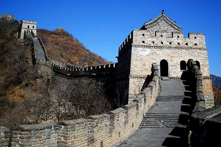 Grande Muralha da China - Conhecida como uma das sete maravilhas do mundo moderno, soma mais de 20 mil quilômetros de extensão, cortando o território da China de leste a oeste. 
