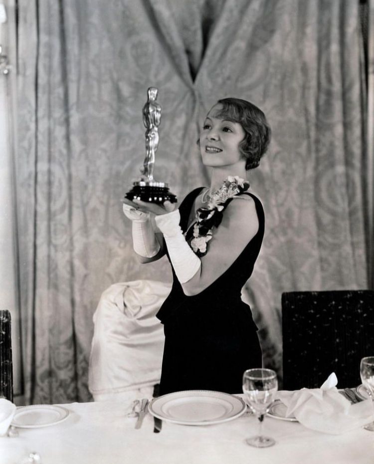 Helen Hayes (1900-1993) - Conhecida como “a primeira dama do teatro estadunidense”, Hayes é reverenciada até hoje pois foi a primeira mulher da história a conquistar os quatro prêmios.  