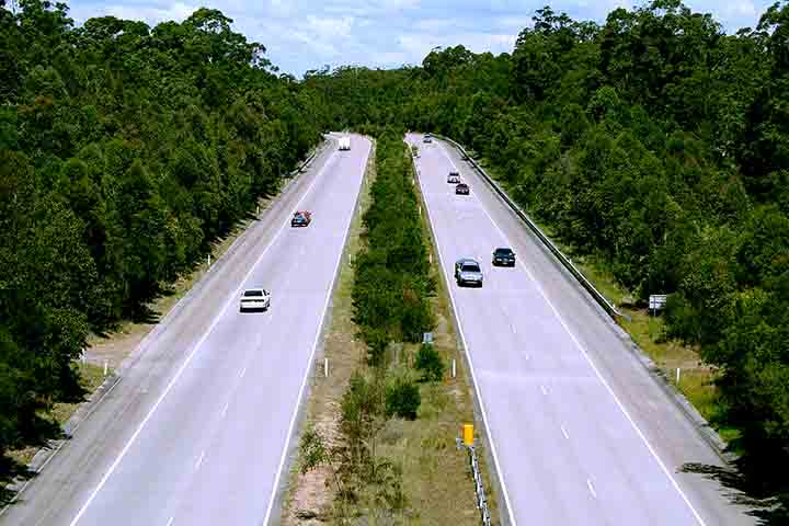 Em trechos em que corta Nova Gales do Sul, por exemplo, a Highway 1 é chamada de Pacific Highway e Princes Highway.