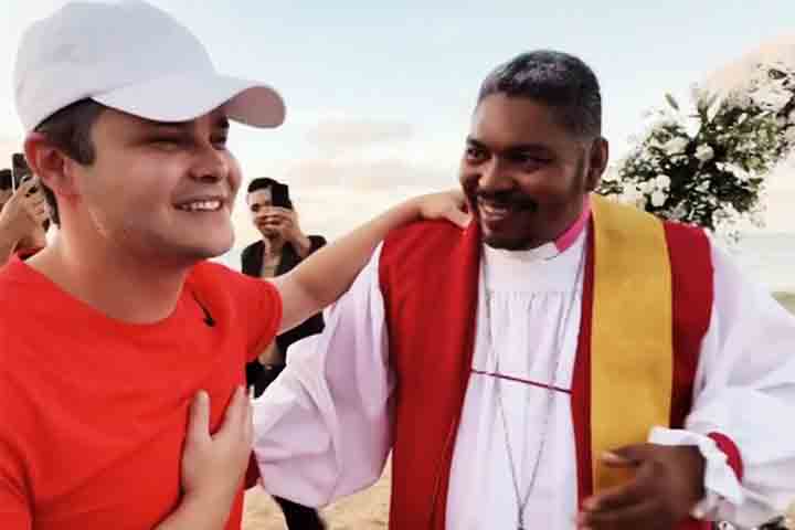 Queria agradecer ao Bruno e à Jessica. Fiquei sabendo que o casamento atrasou um pouquinho, e ela estava super preocupada. Mas se tivesse começado no horário, eu também não estaria passando aqui. Tudo tem um propósito. Deus é maravilhoso, contou Matheus. 
