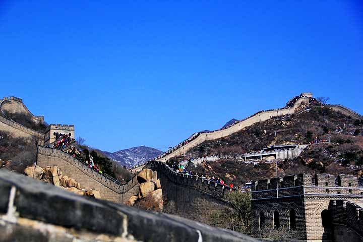 Tombada como Patrimônio Mundial pela Unesco em 1987, a Grande Muralha é obra de muitos séculos, com suas primeiras edificações datadas do século II a.C. Ela é definida pela agência especializada da ONU como a maior obra de engenharia militar da história.
