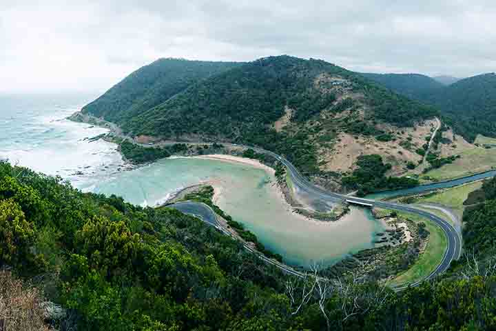 Em Victoria, a Princes Highway passa pela Great Ocean Road. Na Austrália Ocidental, são Brand Highway e North West Coastal Highway e por aí vai.