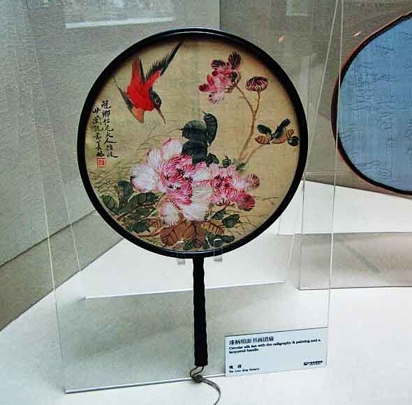 Em um mesmo evento, poderia ter três ou mais versões diferentes de leques, com variações, como a cor do fundo, inscrições e outros elementos inseridos pelo artista.