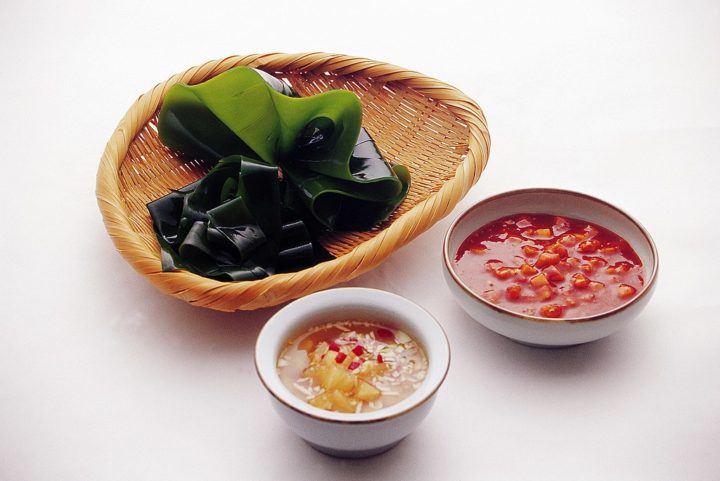 Além disso, as algas são muito utilizadas na culinária, especialmente na Ásia, onde espécies como nori (Porphyra spp.) e kombu (Saccharina japonica) são ingredientes essenciais em pratos como sushi e sopas.