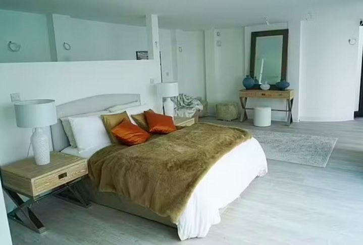 Casa posicionada em seu próprio penhasco privado em Devon (Inglaterra) oferece vistas espetaculares da costa, diz o anúncio, ressaltando a paisagem.