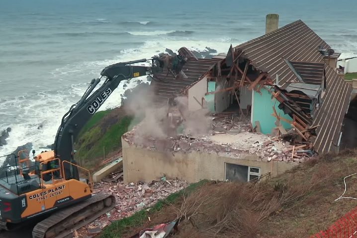 Décadas depois, ele praticamente demoliu a antiga casa para construir uma mansão, aproveitando a bela vista da Baía de Croyde.