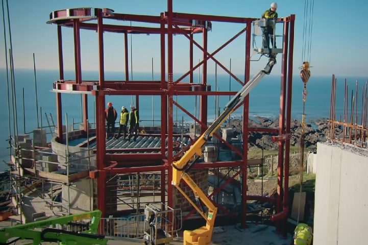 A reforma levou 12 anos para ser concluída e, ao longo desse período, houve imprevistos que atrapalharam o andamento das obras. Entre eles, o divórcio do executivo. 