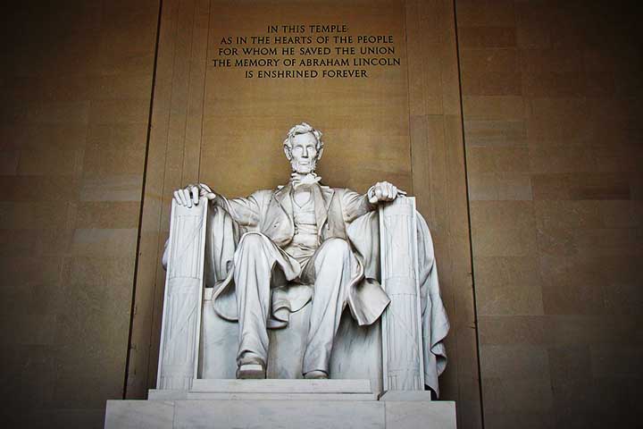 Antes de ingressar na carreira política, Lincoln alistou-se voluntariamente no exército para participar da Guerra de Black Hawk, conflito por posse de terras contra os nativos.

